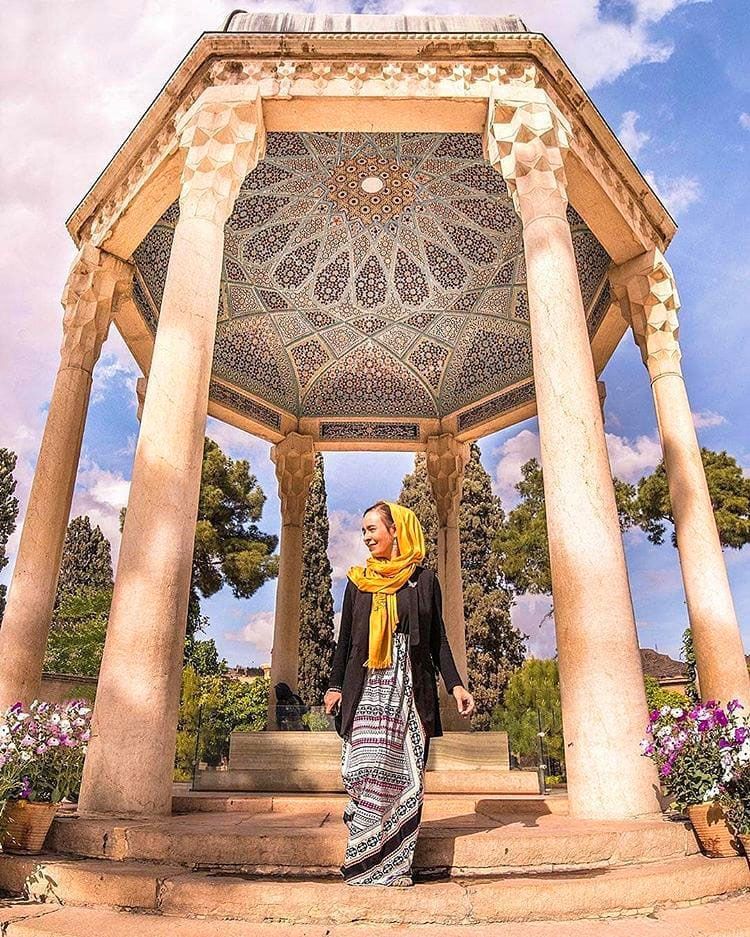 Girl in Tomb of Hafez, Hafezieh