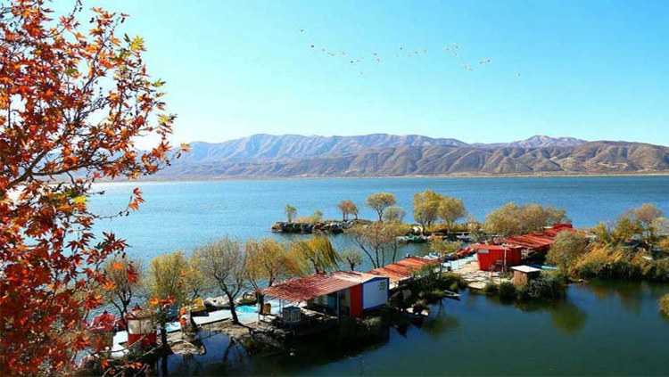 و کلبه های چوبی کنار دریاچه - Zrebar Lake (Zarivar Lake - Zrewar) | Marivan, Kurdistan, Iran