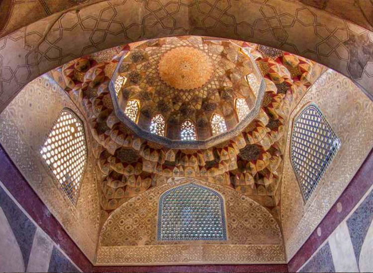 the interior design Ganjali Khan Mosque