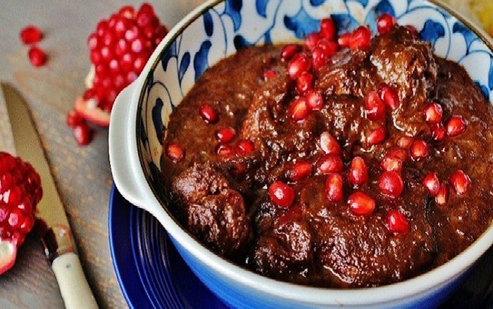 Fesenjoon, a Persian food baked by nuts.